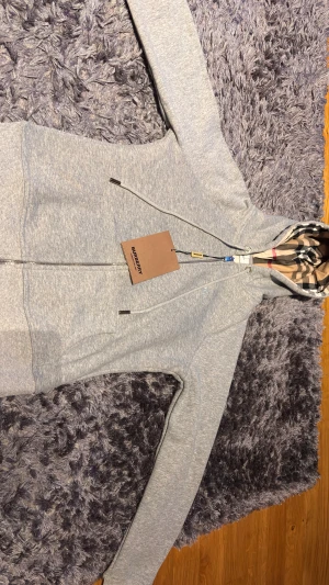 Burberry  - Jag säljer den för att den ej passar mig har aldrig använt den 