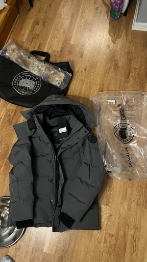 Canada goose black label - Säljer min Canada goose black label i stl S då den var för liten för mig! Helt nytt skick med prislapp, dustbag, päls o allt på bilden tillkommer. Hör av dig vid minsta fundering!💰