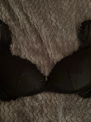 Svart intimissimi bh - Säljer min svarta intimissimi bh i modellen gioia, strl 70B. Den är sparsamt använd hos mig och jag köpte den på Vinted med prislappen på, därför finns det ingen lapp på själva bhn för den var bortklippt när jag köpte den. Kan alt bytas mot en likadan fast i strl 70C! Färg spelar ingen roll😁 Priset kan diskuteras och den tvättas innan köp!🥰