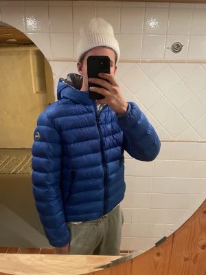 COLMAR DUNJACKA - COLMAR Dunjacka✔️Storlek 48 (S-M)✔️Mycket fint skick utöver en markering på undersidan av armen (syns inte vid användning✔️Skriv vid minsta fundering✔️