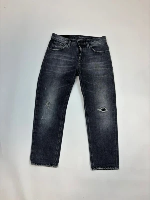 Dondup jeans  - Ett par riktigt snygga jeans från Dondup! Storlek 30. Priset är 599 men kan gå ner vid snabb affär. 