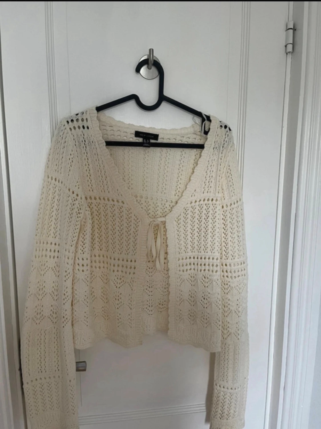 Beige stickad kofta med knyt - 1