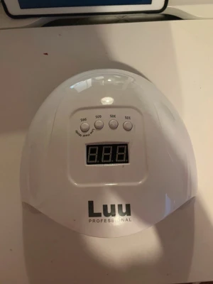 Luu Professional UV-lampa - Säljer en vit UV-lampa från Luu Professional med digital display och fyra tidsinställningar (10s, 30s, 60s, 99s). Perfekt för att härda gelnaglar  hemma. 