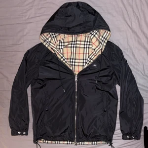 Burberry Reversible Windbreaker - Man kan byta hål på den. Ingen skada, som ny. Pris kan diskuteras!