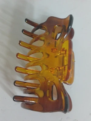 Hårklämma - Säljer en brun hårklämma som är 5.5 cm lång och aldrig använd. Pris kan diskuteras🩷