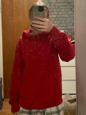 Röd hoodie  - Röd hoodie, använd typ en gång, passar både män och kvinnor , den ser helt ny ut och är fortfarande len inuti och skön 