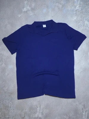 mörkblå piké från Lindex  - säljer en mörkblå piké från lindex. passar perfekt till ett par gråa byxor