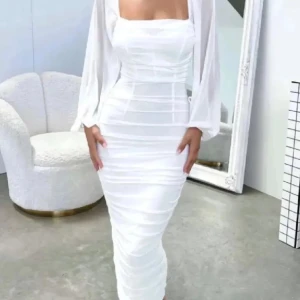 Vit långklänning från THATSSOFETCH - Säljer en vit långklänning från THATSSOFETCH, länningen har puffiga långärmar och en tight passform med snygga rynkade detaljer längs hela klänningen. Endast använd en gång (lappen sitter inte kvar men tvättad) Org pris: 630 kr! Storlek S🩷