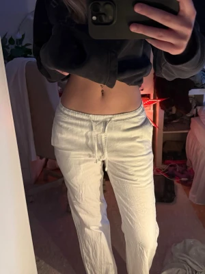 Vita linnebyxor från BikBok XS - Säljer ett par vita linnebyxor från BikBok i storlek XS. Byxorna har dragsko i midjan och raka ben för en chill och luftig vibe. Perfekta till sommaren och lätta att matcha med crop tops eller hoodies.