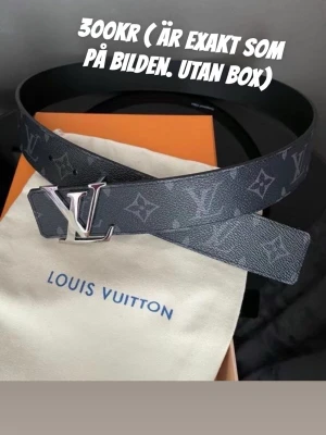 Hel svart bälte - Köp nu! har bara 1st kvar i lager! FASTPRIS. allt som ingår är bältet alltså INGEN BOX ELLER HÅLSLAGARE!!! för mer info skriv t mig, fraktar inom 24 timmar!