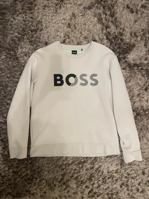 Vit sweatshirt från BOSS i storlek M - Använd endast ett fåtal gånger. Storlek: M Hör av dig vid frågor och funderingar.