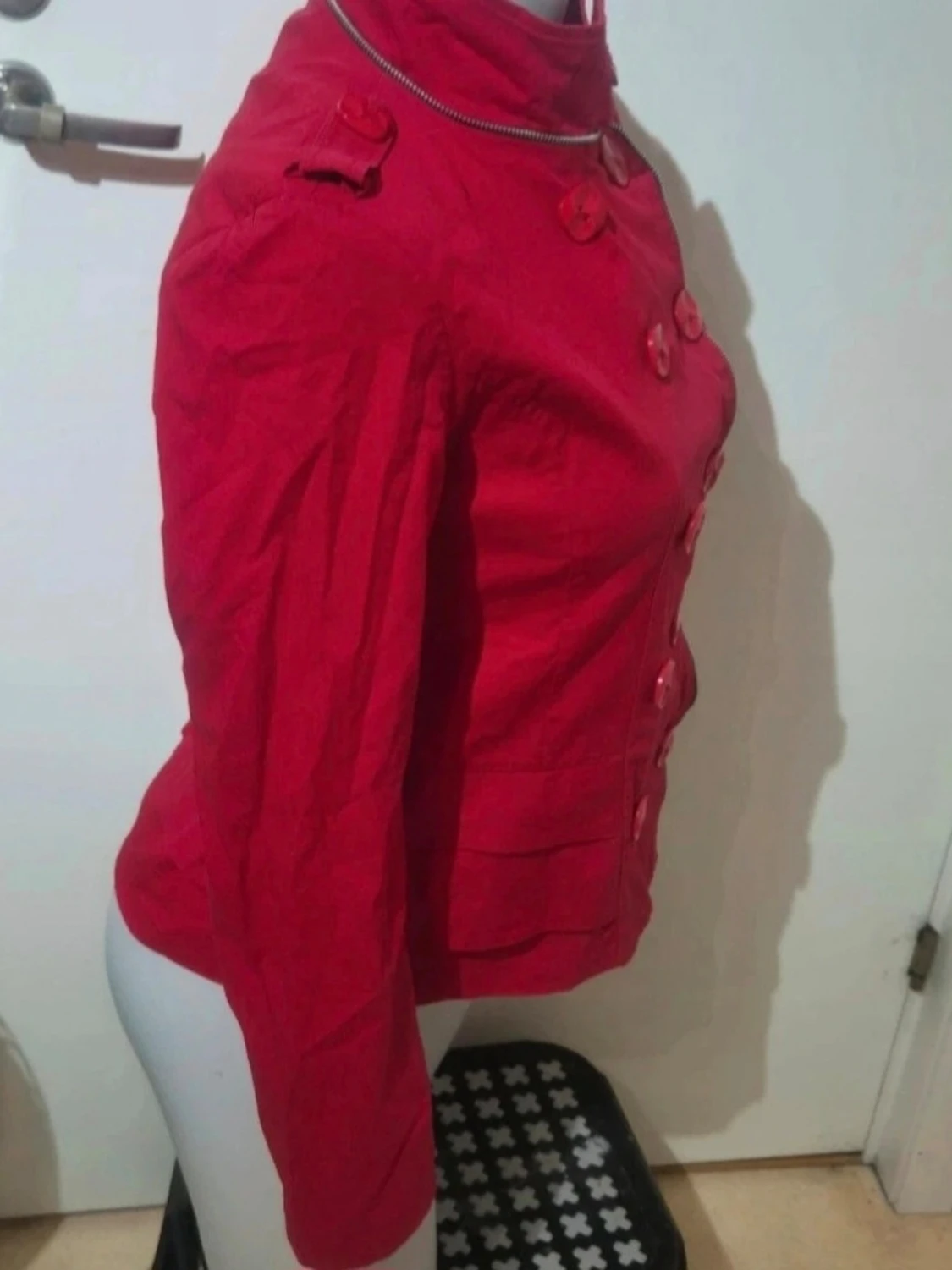 Röd rock med knappar och hög krage - 3