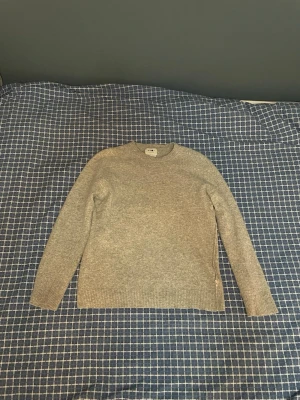 Grå ulltröja från NN07 Edward - | Säljer en stilren grå tröja från NN07 | Modell Edward | Tillverkad i 100% ull med italianskt garn! | Tröjan har rund hals, ribbade muddar och lång ärm | Perfekt för dig som gillar enkel och klassisk design | En perfekt tröja för dig som som vill ha en bra stil! | Ny pris 1500; mitt pris 399! | Köp gärna en bundle på min profil så får du rabatt! | Vid frågor/intresse tveka inte att höra av dig😃