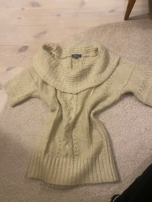 Stickad trekvarts tröja - Säljer min jättefina trekvartsärmade stickade tröja, den är i fint skick men med täcken på användning. Man kan ha den off shoulder eller som en mysig krage. Den har små guld trådar i sig. Säg bara till så fixar jag bild på!💕