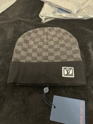 Rutig mössa svart VL - Mössa 