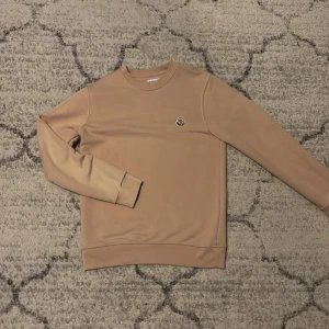 Moncler sweatshirt - Exklusiv Moncler sweatshirt i stilren design, storlek S. Tillverkad i hög kvalitet med en modern och tidlös look som passar perfekt till vardags. Bekväm passform och lyxig känsla. Sällsynt vara i mycket fint skick.