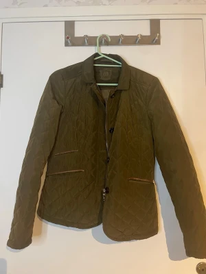 Olivgrön Massimo Dutti jacka - Olivgrön jacka från Massimo Dutti  