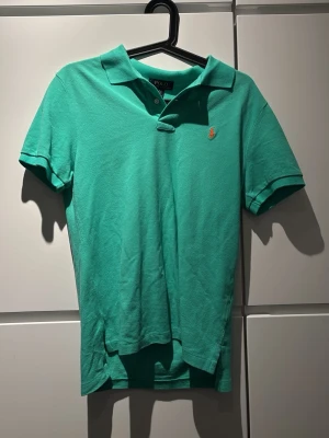 Grön pikétröja från Ralph Lauren - Säljer en fräsch grön pikétröja från Polo Ralph Lauren 