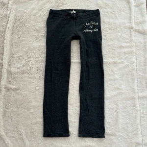 Abercrombie & fitch lågmidjade byxor  - Ett par byxor från Abercrombie & fitch i storlek S. Rakt över midjemått: ca 40cm. Innebenslängd: ca 76cm. Jag fraktar inom 24h. Se liknande plagg i min profil! 