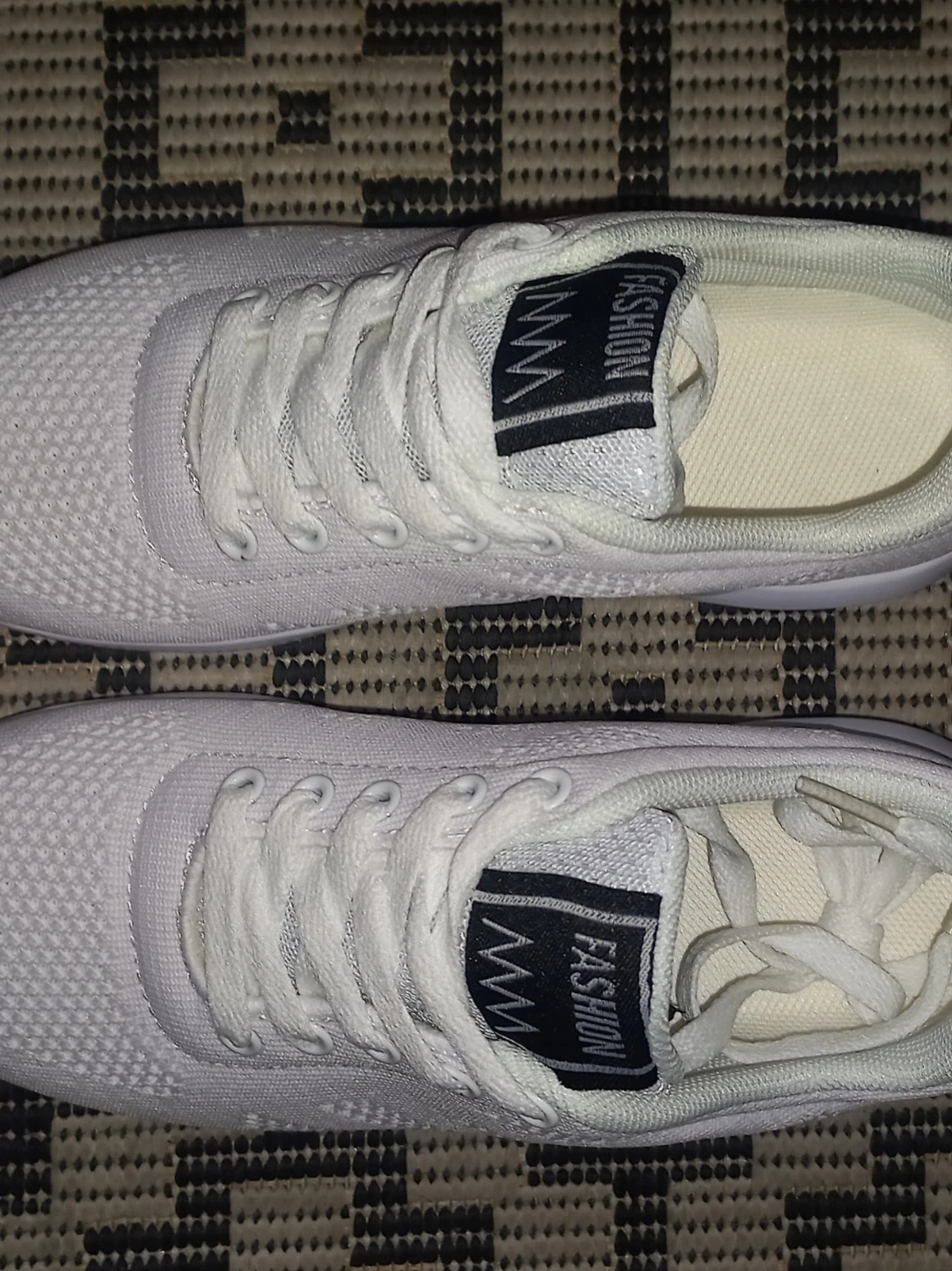 Helt nya vita sneakers stl 35 med superbekväm anti-halk sula och andningsbart material - 2