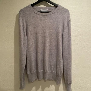 Ljusgrå kashmirtröja från Carmés - Säljer min ljusgråa kashmirtröja från Carmés.  Denna tröjan tillverkas inte längre och är gjord i 100% Kashmir och är storlek M. Extremt fint skick och använd max några gånger. Nypris på denna ligger på 1200. Jag säljer min för520!!! Vid frågor och funderingar är det bara att höra av sig!