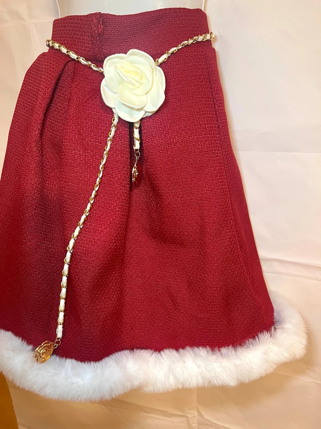 VinRöd kjol med vit fuskpäls och kedja - 1
