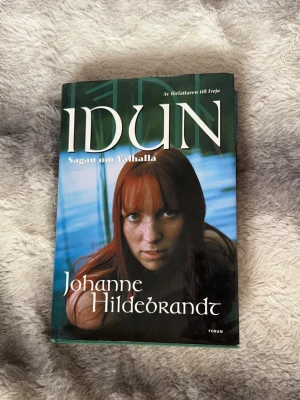 Idun: Sagan om Valhalla - Följ med på ett episkt äventyr inspirerat av nordisk mytologi! 'Idun' är en del av Sagan om Valhalla-serien och bjuder på spänning, mystik och starka karaktärer. Perfekt för dig som gillar fantasy och mytologiska berättelser.🌸 Fint använt skick. Hel. 