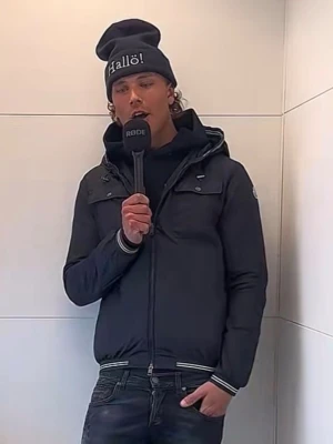 Moncler jacka  - Hallöööö!!! Säljer denna riktigt feta och unika moncler jackan 🖤, jackan säljes på grund av att den inte används. Cond 9/10, jackan är inprincip ny och har endast används ett få tal gånger! Perfekt nu som julklapp eller för eget bruk!! Ställ gärna frågor ifall det undras, tar gärna emot byten!!!