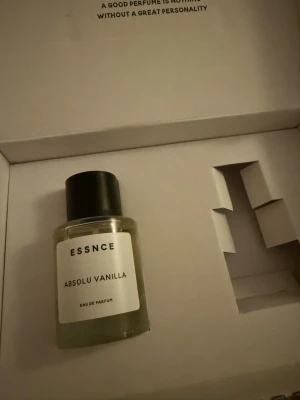 Essnce parfym - Helt ny endast tagit litet sprut av den.                                Absolu Vanilla 50 ml. 