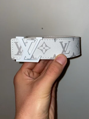 Lv bälte - 120cm långt vit Lv bälte!