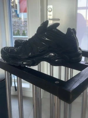 Nike Air Max Plus Tn helsvarta sneakers - De här skorna har jag sällan använt och har blivit för små. Skorna har lite repor och snören kan fixas om det behövs. Priset kan diskuteras!!! 