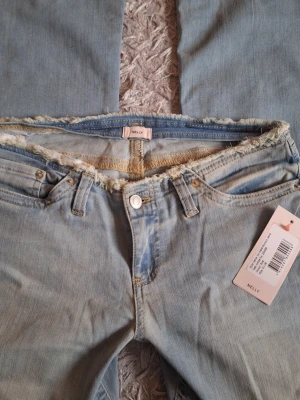 Sömlösa jeans  - Sömlösa no waist jeans från Nelly. Aldrig använda med prislappen kvar. Tyvärr var det lite förstora på mig. Low waist