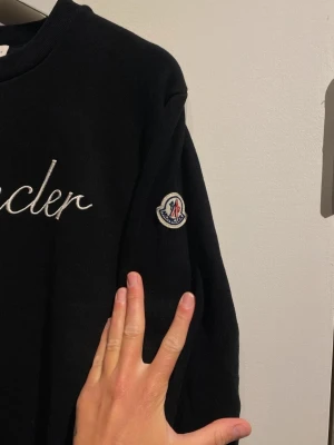 Svart sweatshirt från Moncler - Mycket fint skick,  storlek M. Självklart äkta! 