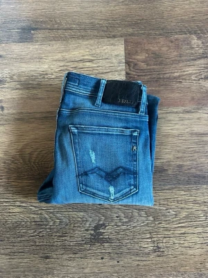 Replay 29/32 - Säljer ett par Replay Jondrill i storlek. 29/32 med snygga slitningar.