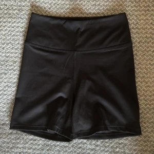 Hotpants - Säljer dessa snygga hotpants i träningsmaterial  från hm endast använda 2 ggr🥰