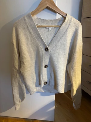 Stickad kofta - Fin stickad kofta från h&m i fint men lite använt skick.