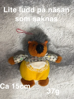 Litet gossedjur - Lite av luddet på nosen har försvunnit. Ca 14-15cm hög