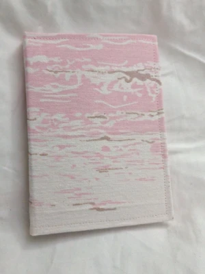 Rosa anteckningsbok (blanka sidor) - En stilren anteckningsbok med mjukt rosa och vitt mönster på omslaget. Perfekt för dig som vill skriva, rita eller skissa ner idéer. De blanka sidorna ger dig friheten att skapa precis vad du vill – perfekt för unga kreatörer och dagboksskrivare! A6 storlek ca 100 sidor