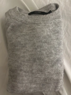 Grå stickad tröja från Vero Moda - Grå stickad tröja. Kommer inte till användning. Lite små nopprig men inte alls mycket . Pris kan diskuteras. 