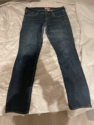 Mörkblå jeans  - Ett par jätte snygga mörkblåa jeans. 