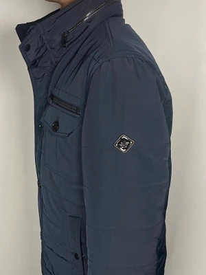 J.Lindeberg field jacket - Säljer en riktigt snygg och trendig J.Lindeberg field jacket i fint skick, storlek L, vid frågor är det bara att skriva //Gramenti