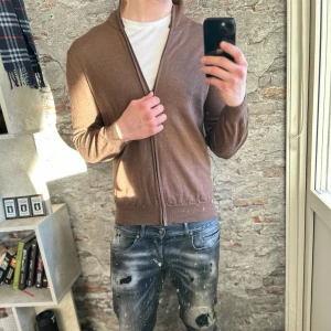 Italiensk Merinoull Fullzip - Mycket fint skick, inga defekter. Storlek L sitter typ M,  passar dig som är mellan 178-185cm ungefär. Nypris ca 3000kr. Modellen är 185 cm, 79 kg. Självklart äkta - Kolla bara recensionerna! Passar bra nu till vintern. Skriv för mer information!🤝
