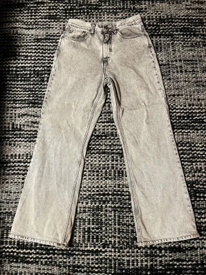 Hope Beat Jeans - Ett par riktigt schyssta jeans från Hope Stockholm som nya ligger på runt 3000kr, denna modell finns dock inte längre att köpa. Jeansen har en ljusgrå wash och är lösa och bootcut/wideleg i modellen. Tecken på användning finns i form av heelbite längst ner på baksidorna av båda benen, men annars är jeansen i väldigt gott skick. Priset går att diskutera.