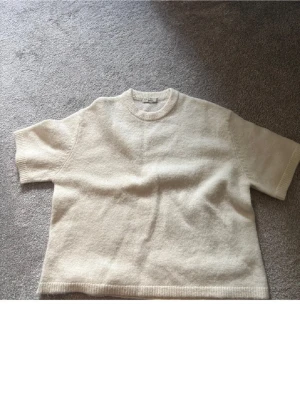 Stickad t shirt - Så fin. Storlek M med den passar mig som oftast bär S. 