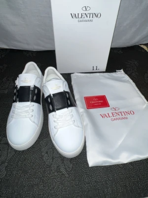  Valentino Garavani sneakers – nyskick - Säljer Valentino Garavani sneakers i mycket fint skick. Stilren vit design med svarta detaljer. Originalkartong och dustbag ingår.