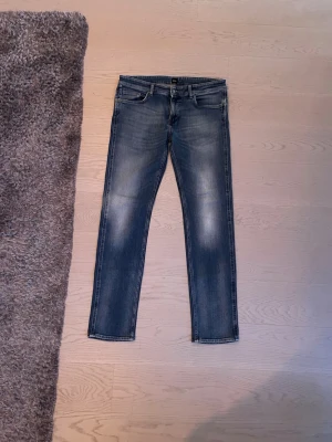 Hugo boss jeans - Ett par snygga Hugo boss jeans i storlek 34/34, jeansen har snygga fades och är slim, jeansen har ett litet hål i där back men det kan man sy ihop hemma. Pris kan diskuteras 😁
