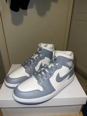 Nike Air Jordan 1 Mid Stealth Grey - Nike Air Jordan 1 Mid Stealth Grey. Säljer pågrund av att jag inte längre vill ha dom eller att dom kommit till använding. Oanvända. Går hämta eller fraktas. Storlek 43. Pris går diskuteras. 