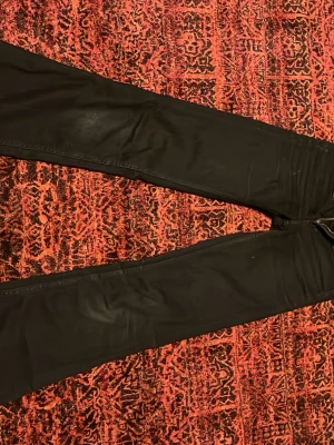 Cheap Monday svarta Booty Boot jeans - Svarta jeans från Cheap Monday, modell Booty Boot. Byxorna är lågmidjade.