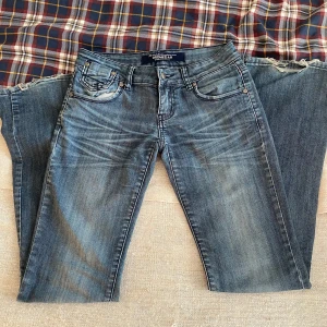 Låga jeans - Coola låga jeans köpta på plick. Innerbenslängd är ca 80 skulle jag säga. Passar mig med långa ben💕💕