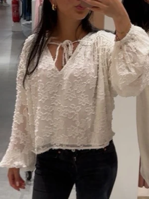 Vit blus med knytning från Gina - Vit långärmad blus från Gina tricot i storlek XS. Endast använd en gång. Superfint skick. Nypris 460kr. 